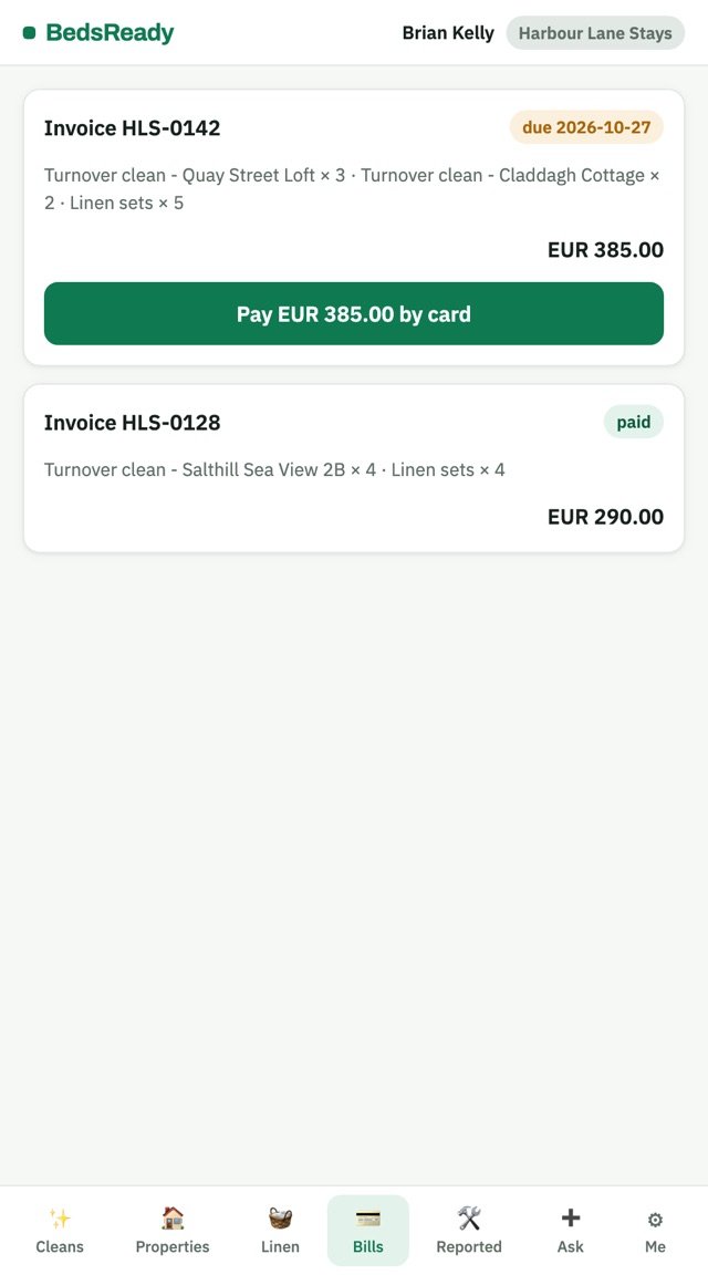Le fatture di un proprietario con un pulsante per pagare con carta